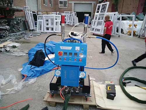 聚氨酯发泡机保温施工案例